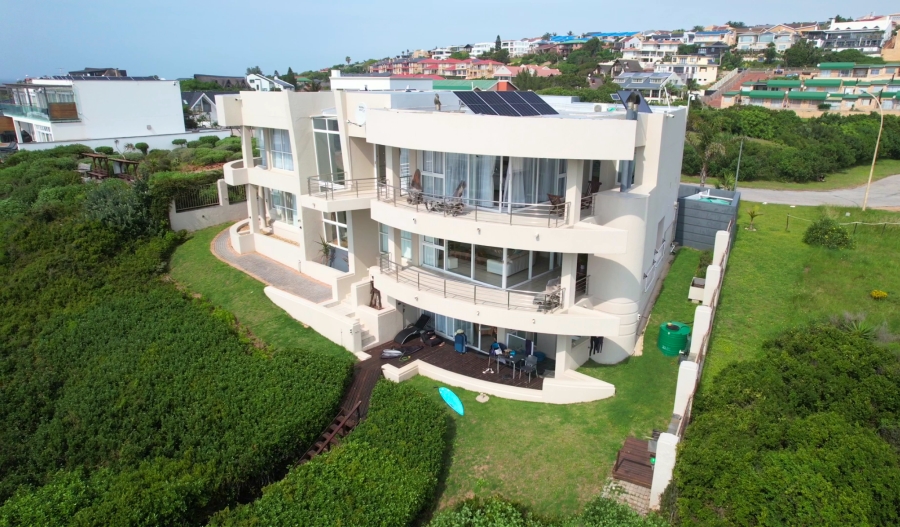 7 Bedroom Property for Sale in Wavecrest Eastern Cape